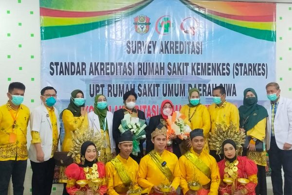 SURVEY AKREDITASI STANDAR AKREDITASI RUMAH SAKIT KEMENKES (STARKES) UPT RUMAH SAKIT UMUM DAERAH SIWA KOMISI AKREDITASI RUMAH SAKIT (KARS) dr. SURIAH TJEGGE,MHA,FISQua Ns,ESTEFINA MAKAUSI,S.Kep.M.Kes Pitumpanua, 24 November 2022