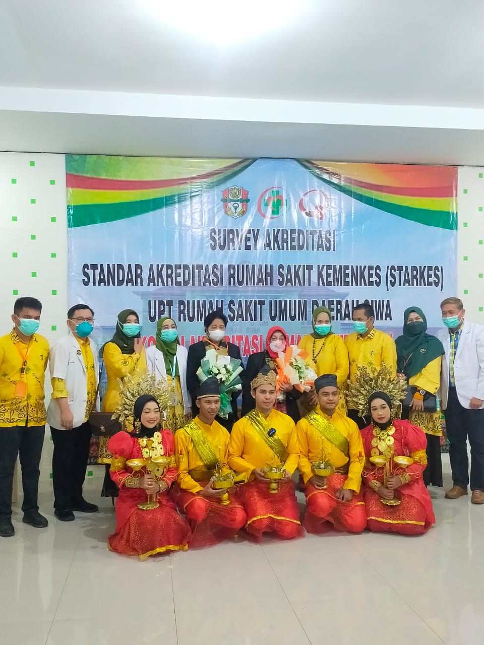 SURVEY AKREDITASI STANDAR AKREDITASI RUMAH SAKIT KEMENKES (STARKES) UPT RUMAH SAKIT UMUM DAERAH SIWA KOMISI AKREDITASI RUMAH SAKIT (KARS) dr. SURIAH TJEGGE,MHA,FISQua Ns,ESTEFINA MAKAUSI,S.Kep.M.Kes Pitumpanua, 24 November 2022