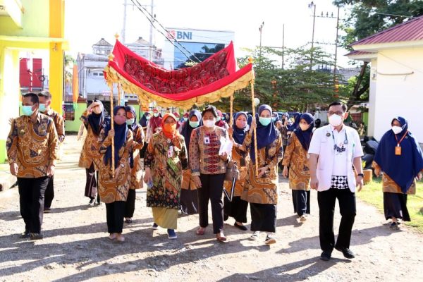 SURVEY AKREDITASI STANDAR AKREDITASI RUMAH SAKIT KEMENKES (STARKES) UPT RUMAH SAKIT UMUM DAERAH SIWA KOMISI AKREDITASI RUMAH SAKIT (KARS) dr. SURIAH TJEGGE,MHA,FISQua Ns,ESTEFINA MAKAUSI,S.Kep.M.Kes Pitumpanua, 25 November 2022